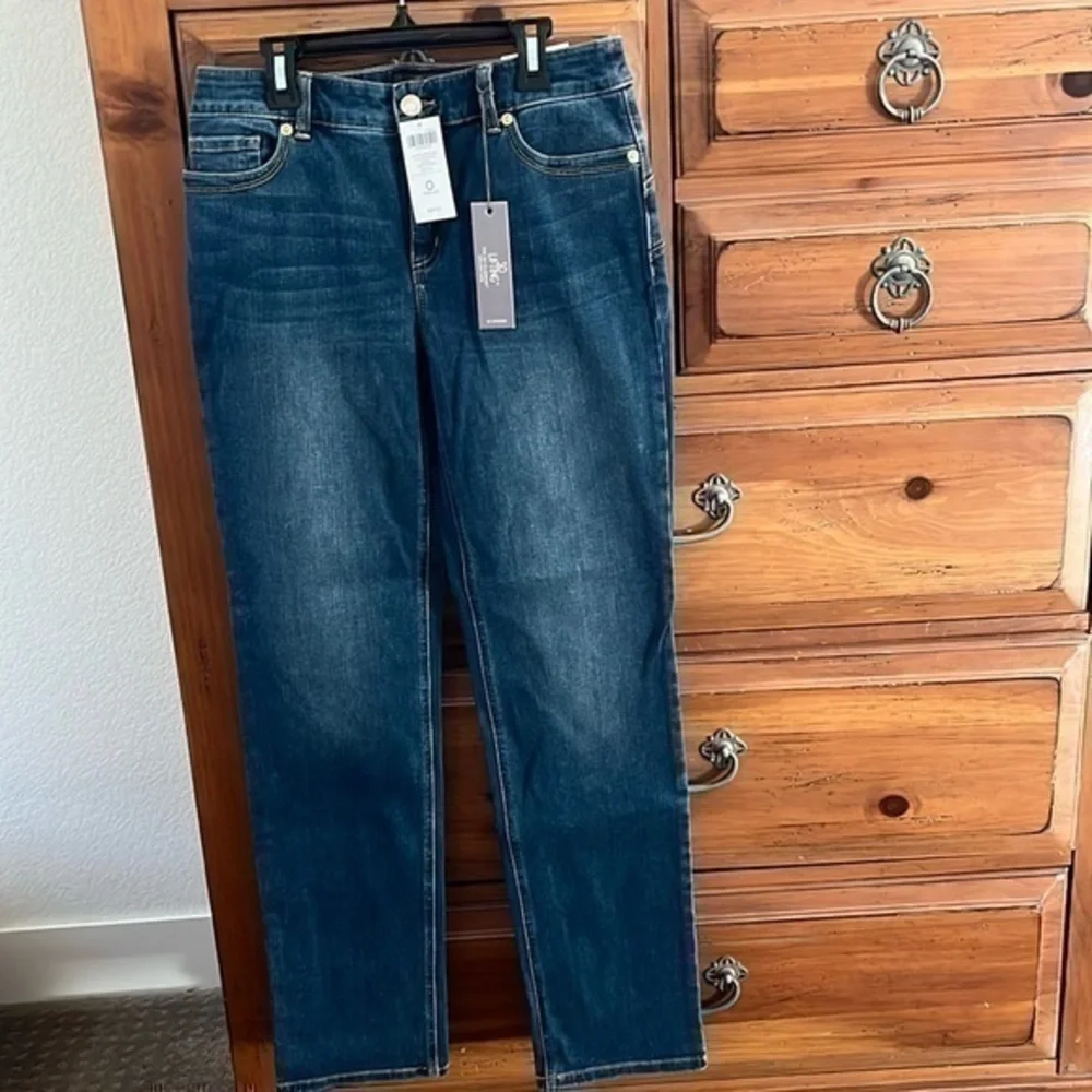 Chico’s NWT So Slimming Collection Blue Jean, Size 0 Chico’s, US Size 4.